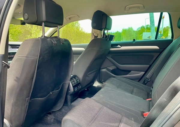 Volkswagen Passat cena 63900 przebieg: 111847, rok produkcji 2016 z Poznań małe 407